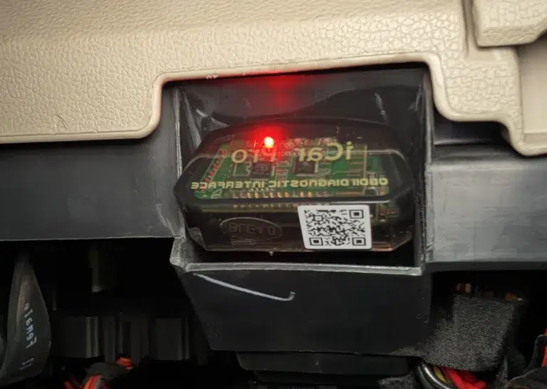 obd2 car scanner connected to skoda rapid port