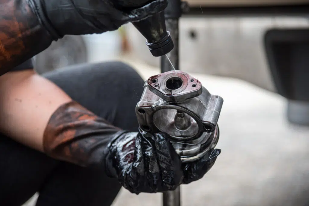 car mechanic doing the cleaning of the egr valve
